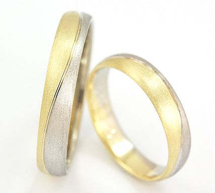 Snubní prsteny ze žlutého a bílého zlata dělené vlnovkou 033