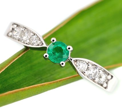 zasnubní prsten se smaragdem a brilianty