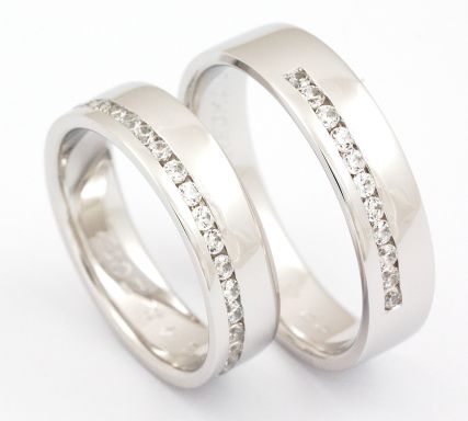 snubni prsteny s řadou kamenů v dámském i pánském prstenu 003a