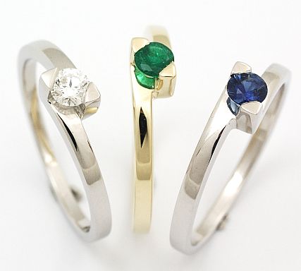 Hranaté zásnubní prsteny s briliantem, safírem a smaragdem